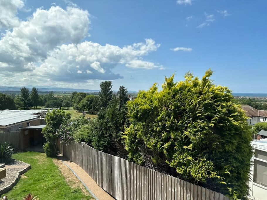 Offa'S Lodge Family Home Quiet Area With Sea Views Prestatyn Exterior foto